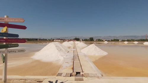 Saline Nin aus der Luft – Salzbecken, Salzloren und Kanäle