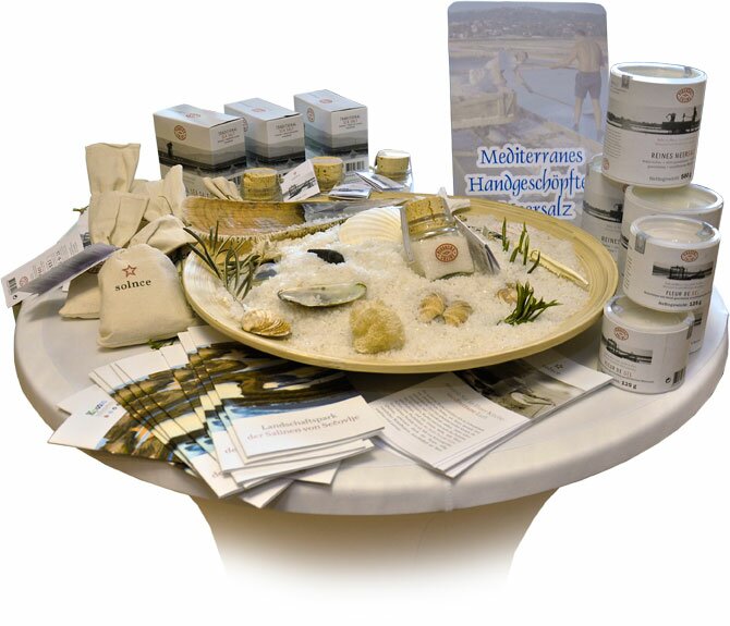 Salzschale mit Meersalz, Muscheln und Rosmarin